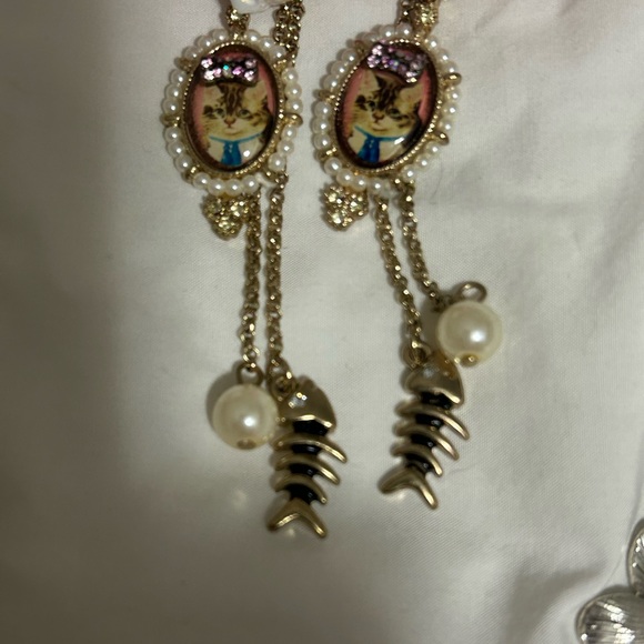 Cat dangle earrings Preowned - Picture 3 of 4